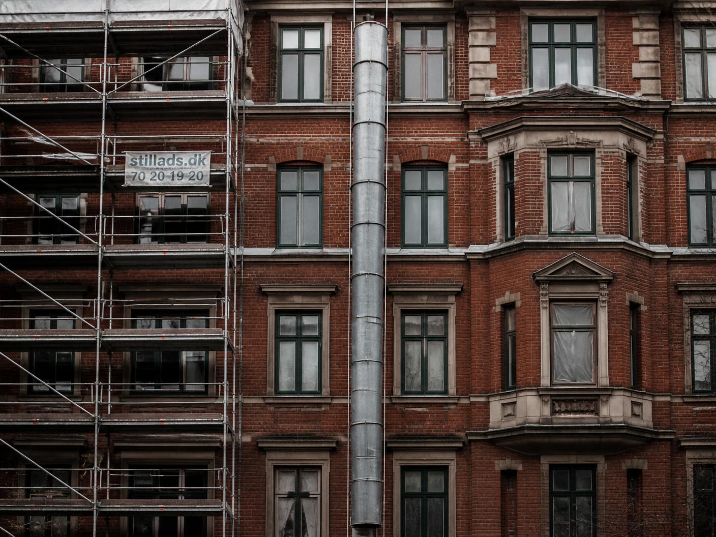 Klassisk københavnsk murstensejendom under renovering med stillads